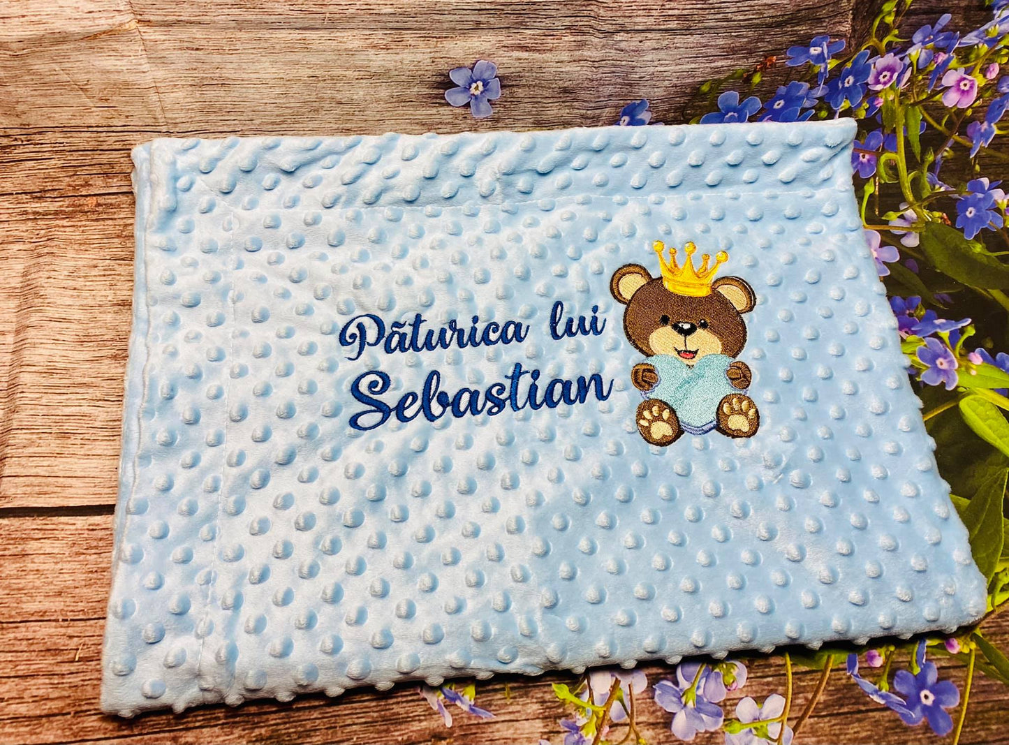 Păturică brodată cu nume și ursuleț