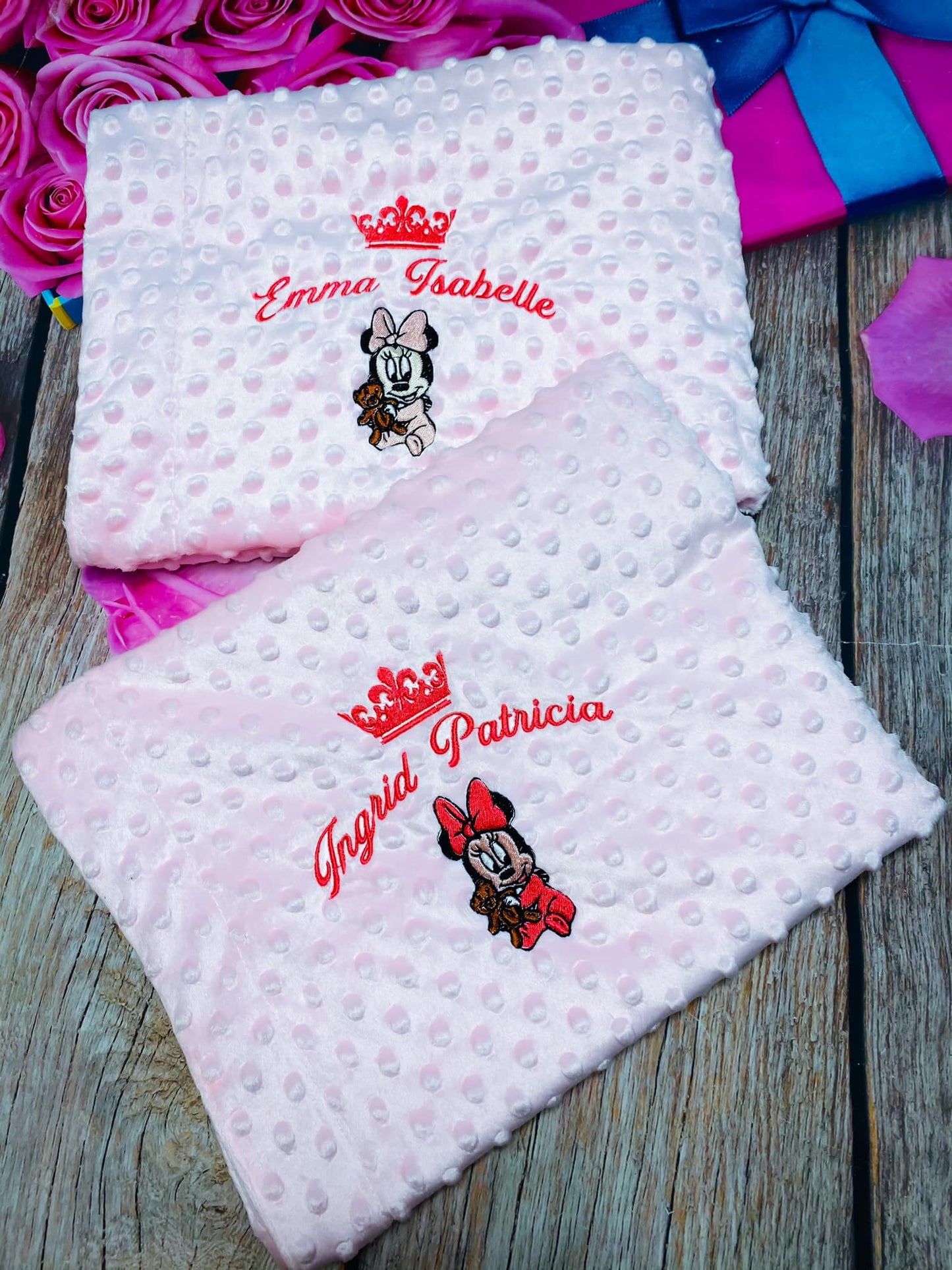 Păturică roz brodată cu nume și Minnie