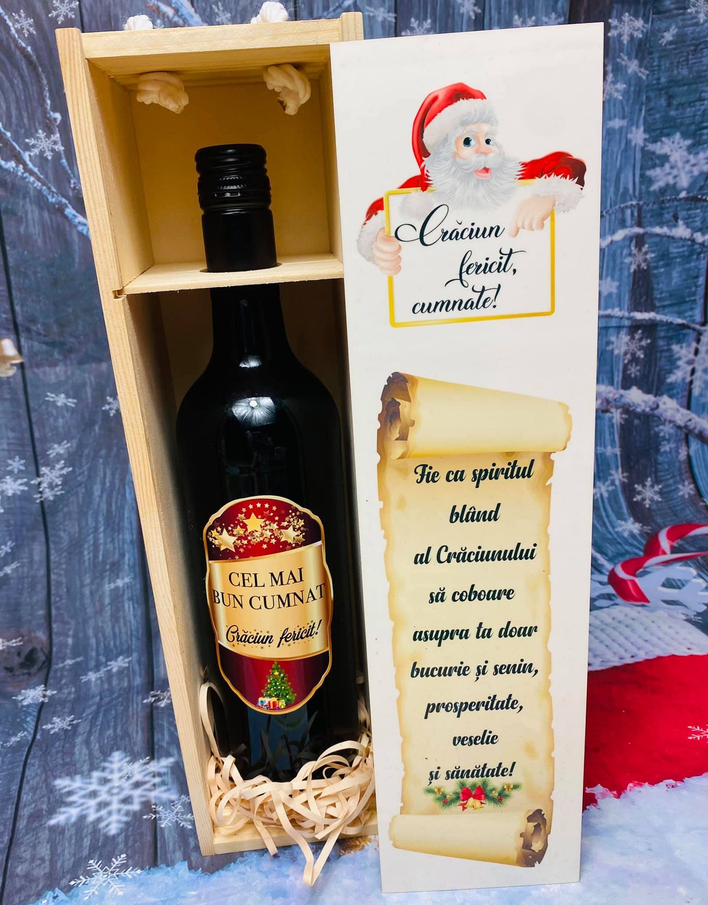 Sticlă de vin și cutie de lemn cu mesaj de Crăciun