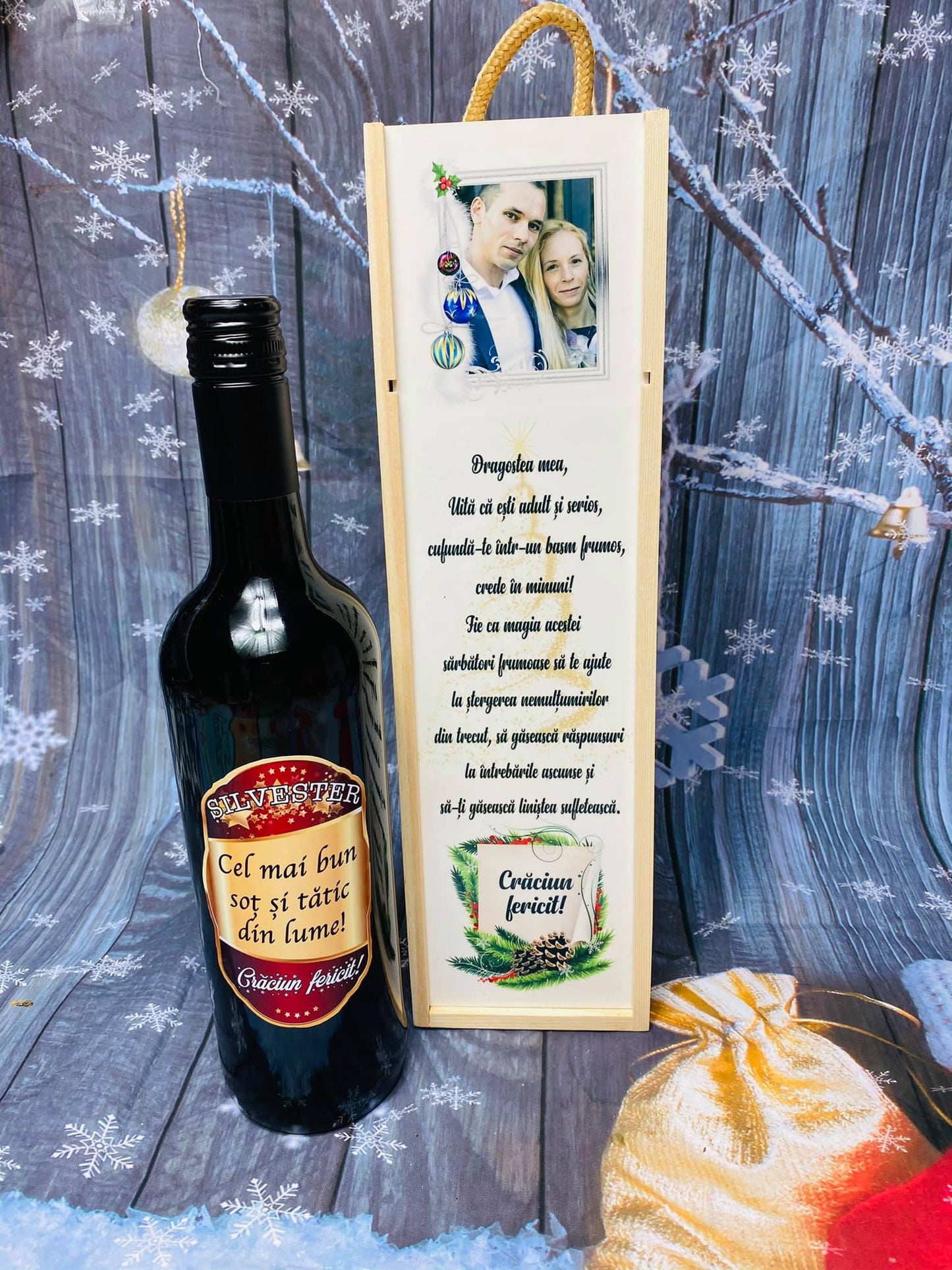 Sticlă de vin și cutie de lemn cu poza și mesaj de Crăciun