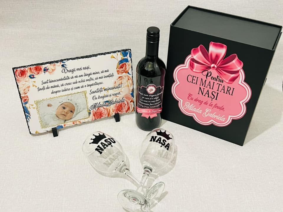 Set cadou nași de botez "Cutie cu Placă de Ardezie, vin și pahare