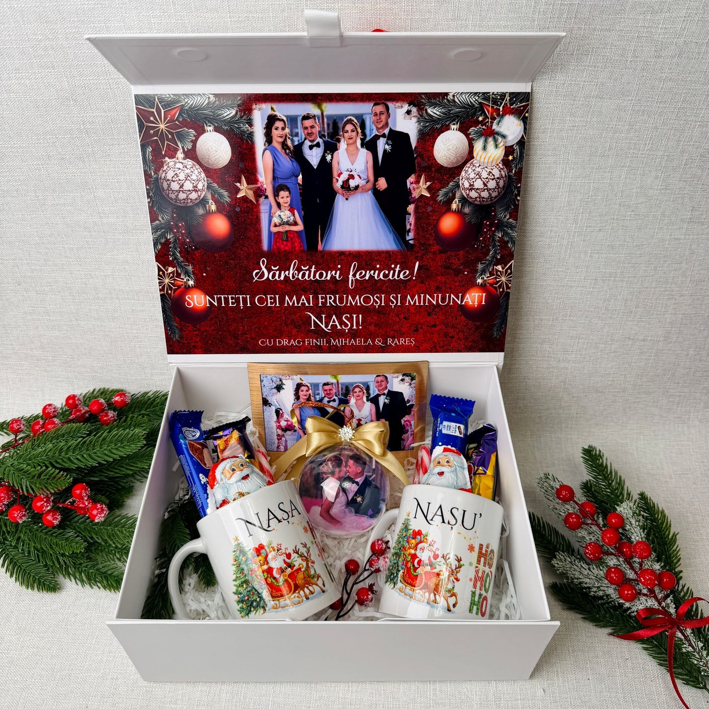 Cutie Cadou Crăciun – 2 căni cu dulciuri, glob și magnet de frigider