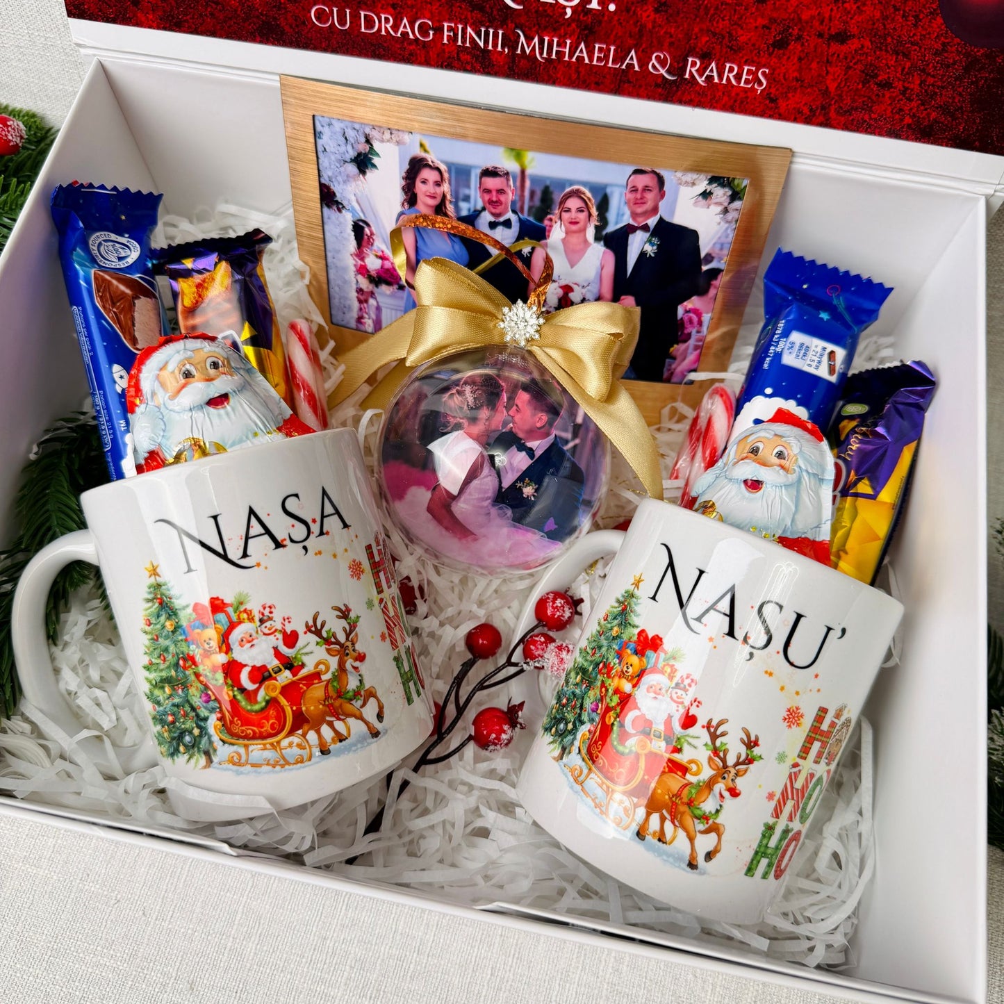 Cutie Cadou Crăciun – 2 căni cu dulciuri, glob și magnet de frigider