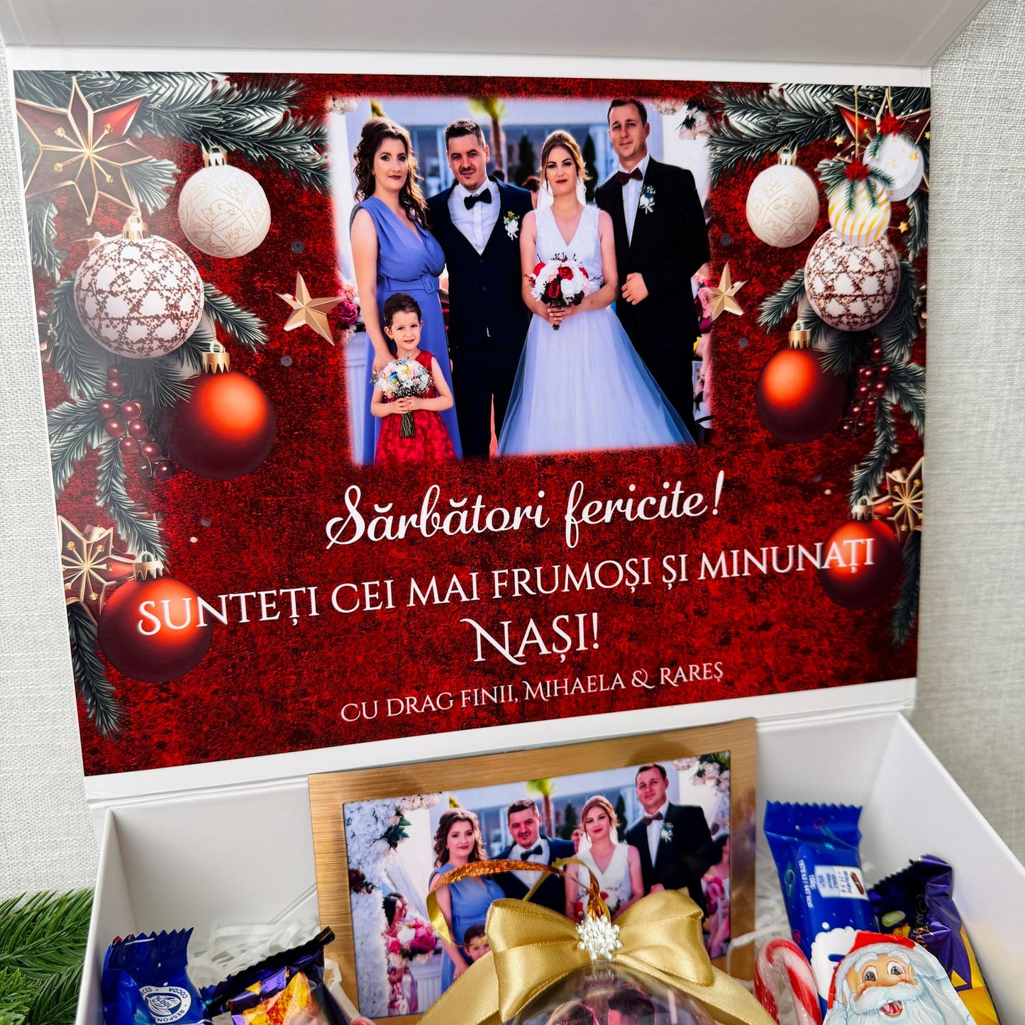 Cutie Cadou Crăciun – 2 căni cu dulciuri, glob și magnet de frigider