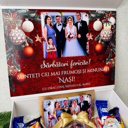 Cutie Cadou Crăciun – 2 căni cu dulciuri, glob și magnet de frigider