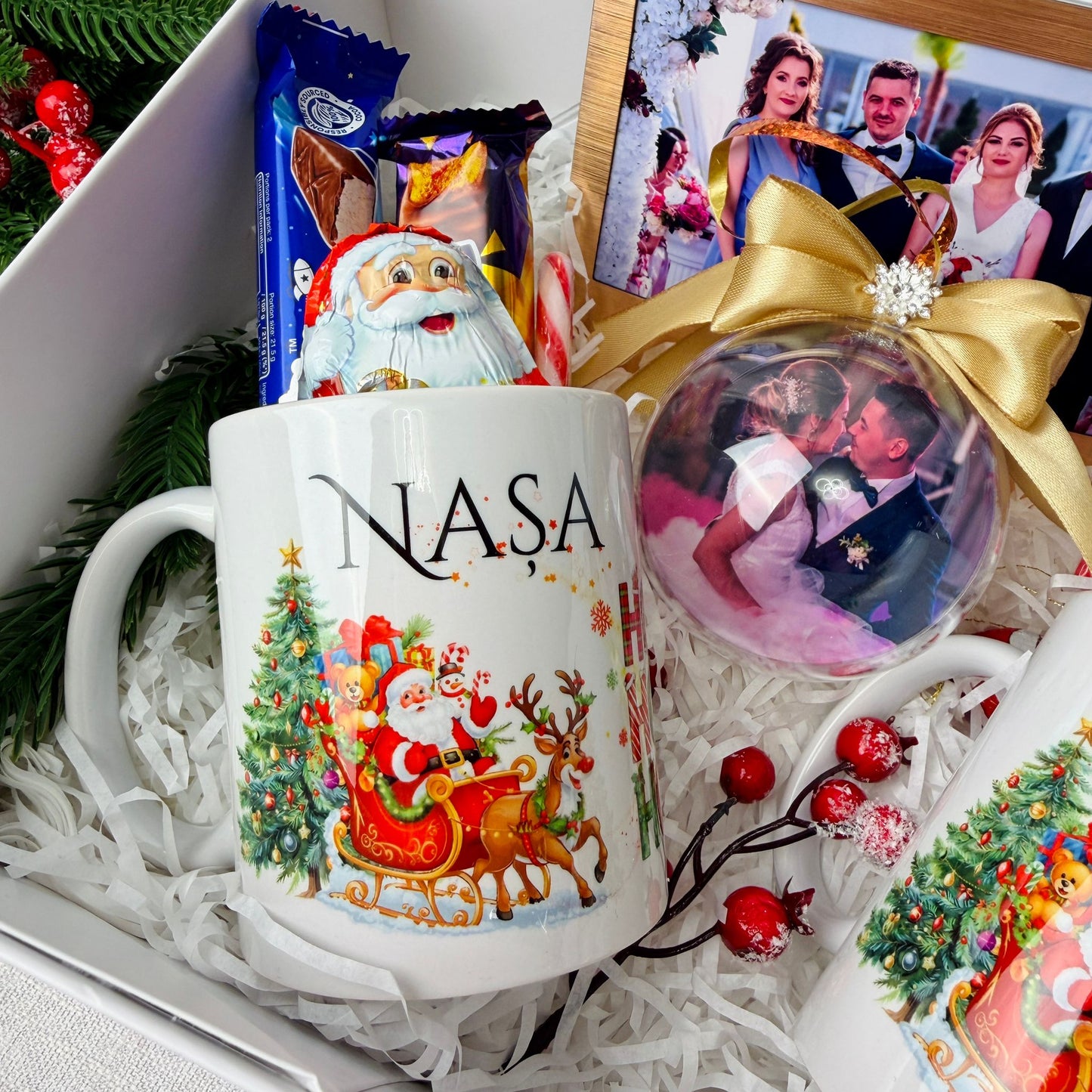 Cutie Cadou Crăciun – 2 căni cu dulciuri, glob și magnet de frigider