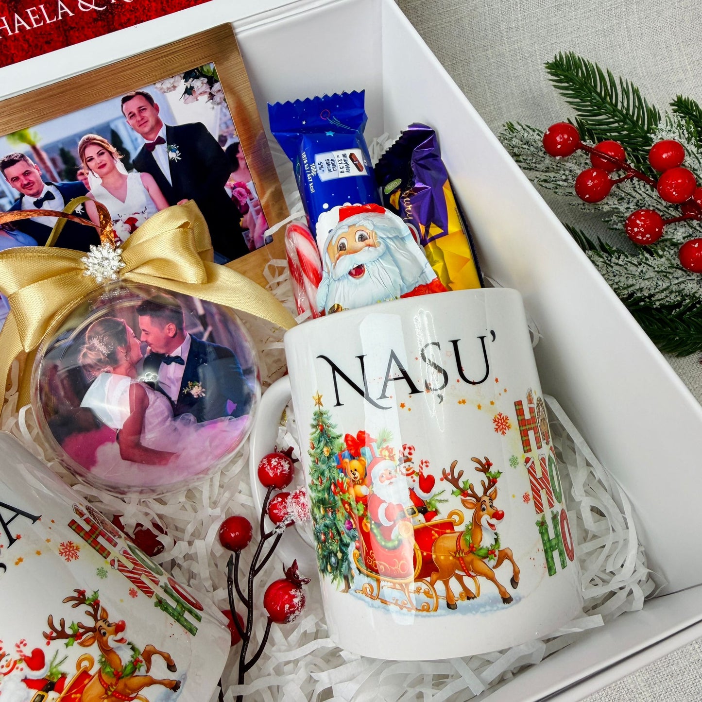 Cutie Cadou Crăciun – 2 căni cu dulciuri, glob și magnet de frigider