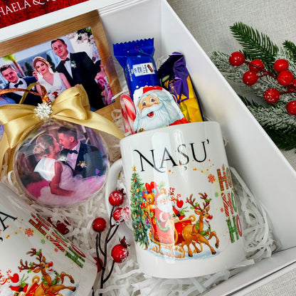 Cutie Cadou Crăciun – 2 căni cu dulciuri, glob și magnet de frigider