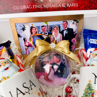 Cutie Cadou Crăciun – 2 căni cu dulciuri, glob și magnet de frigider