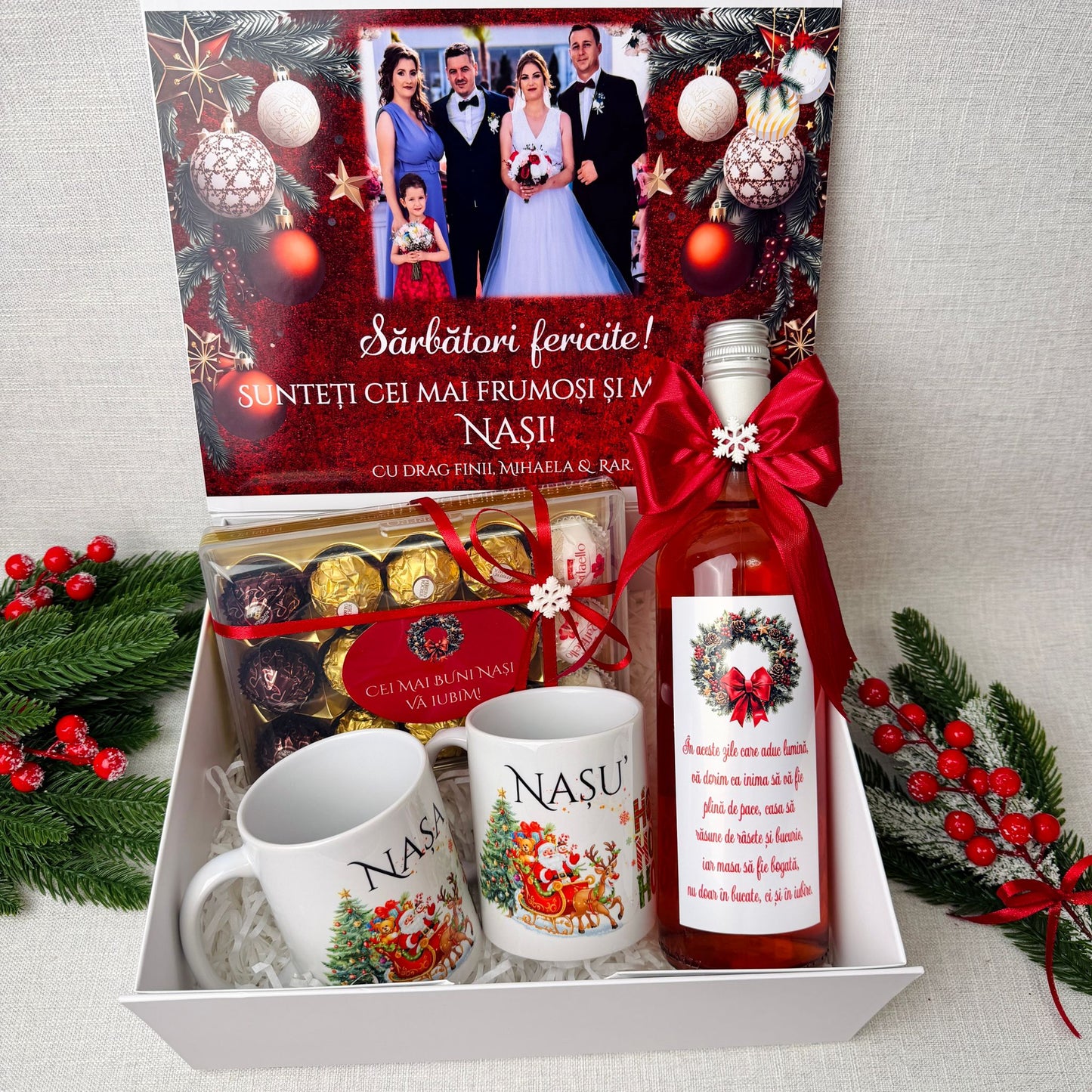 Cutie Cadou Crăciun – Sticlă vin, 2 căni și Ferrero Rocher