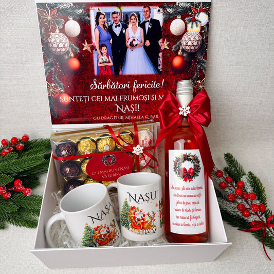 Cutie Cadou Crăciun – Sticlă vin, 2 căni și Ferrero Rocher