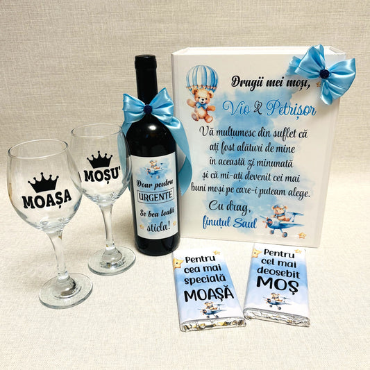 Set cadou personalizat pentru Moșii de Botez – Pahare, Vin, Ciocolată și Cutie