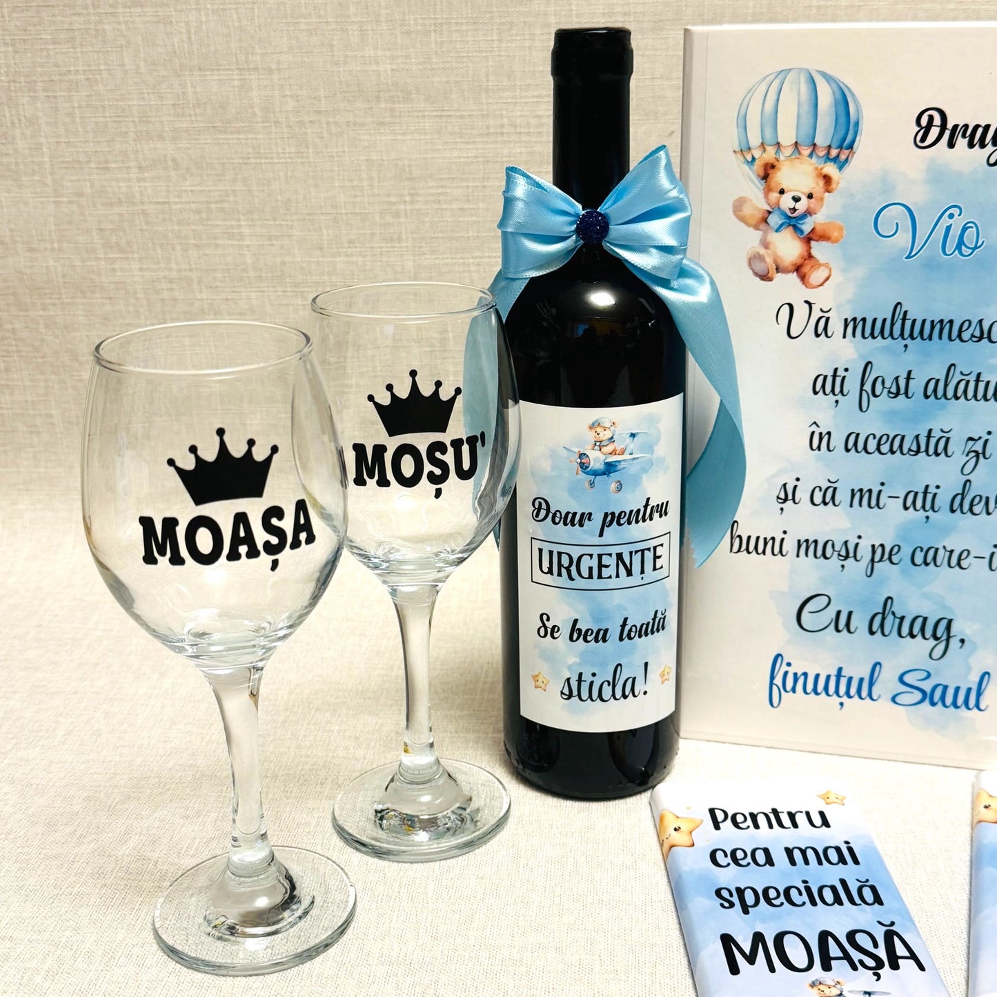 Set cadou personalizat pentru Moșii de Botez – Pahare, Vin, Ciocolată și Cutie