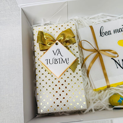 Cutie pentru nași cu vin, 2 căni, 2 prosoape și ciocolată - tematica Paște
