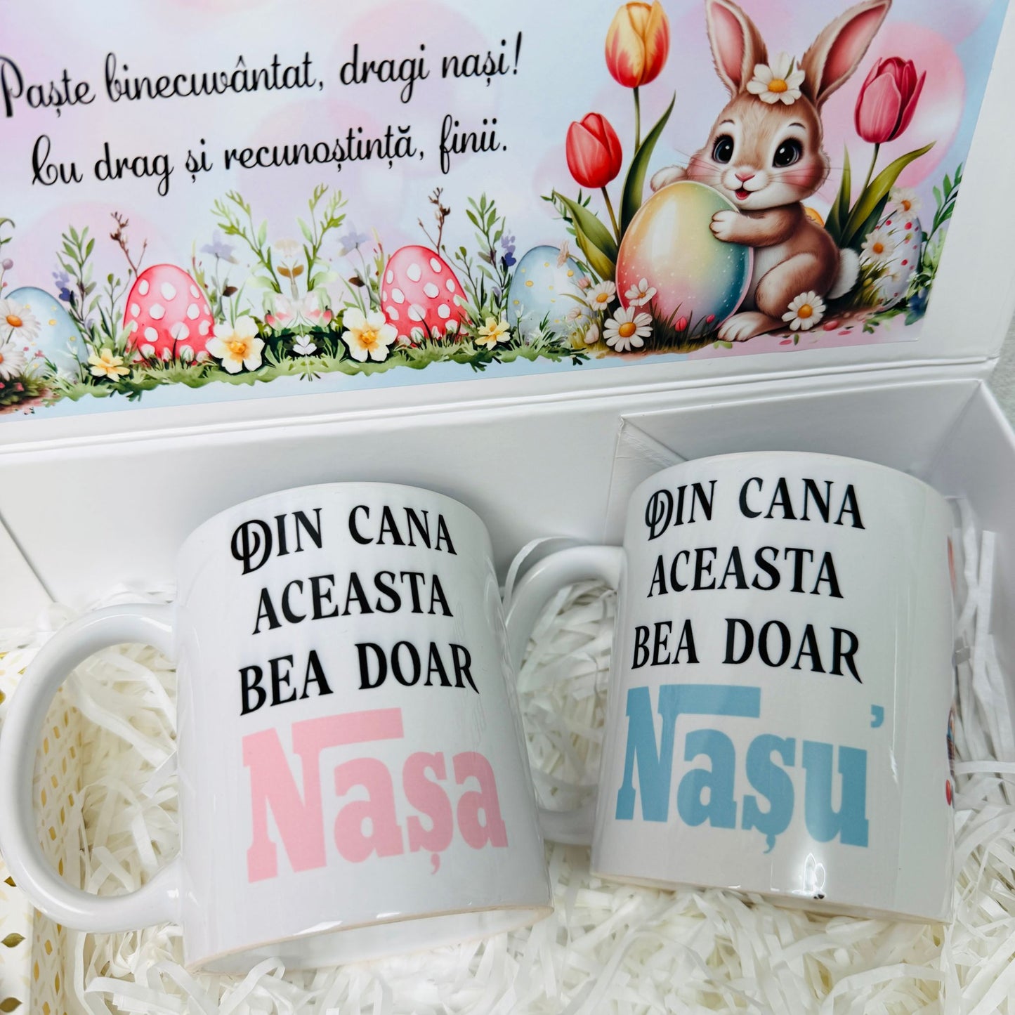 Cutie pentru nași cu vin, 2 căni, 2 prosoape și ciocolată - tematica Paște