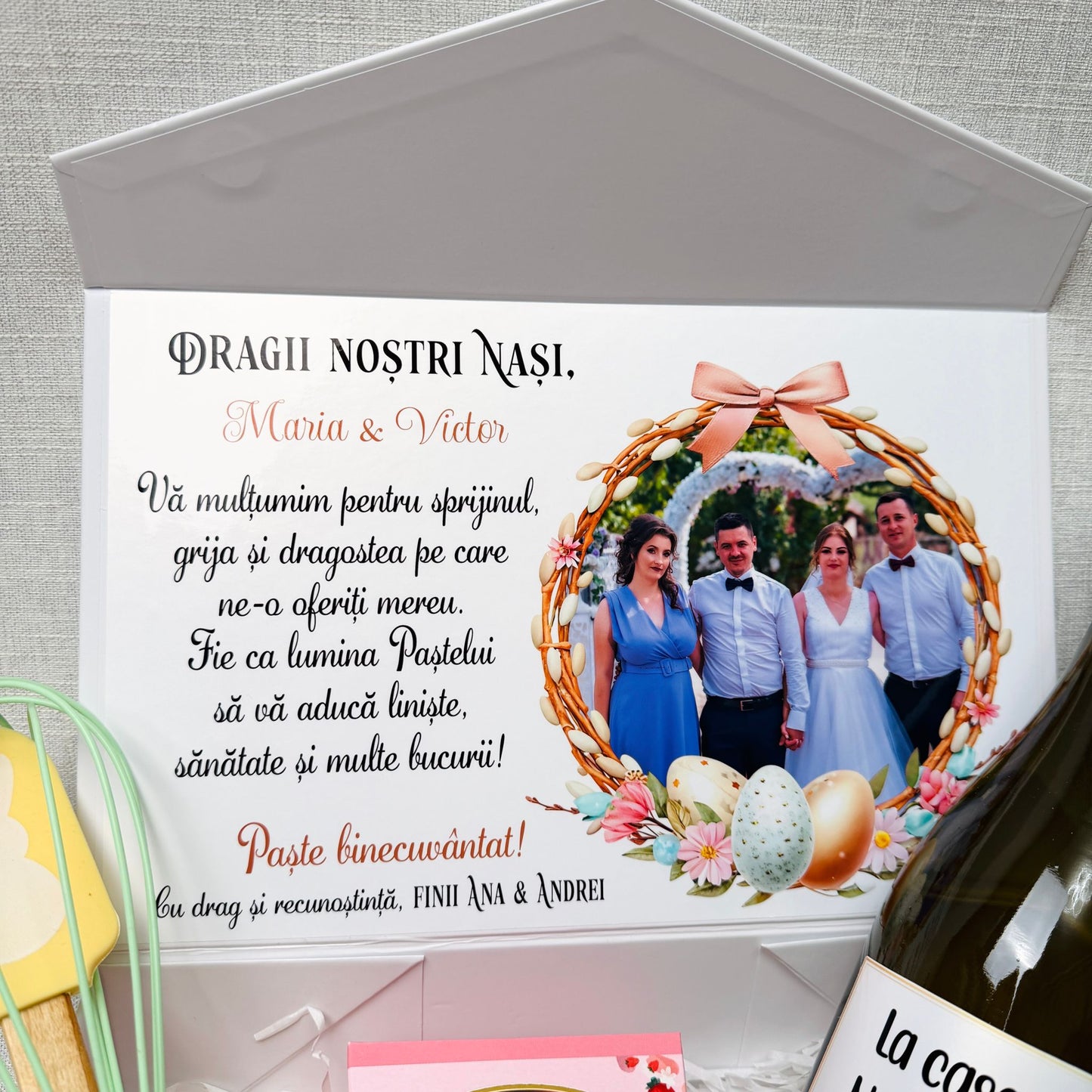 Cutie pentru nași cu vin, set spatulă+tel și bomboane - tematica Paște
