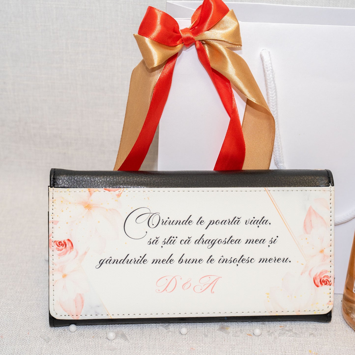 Set Cadou – Portofel, Șampanie și Glob Personalizat