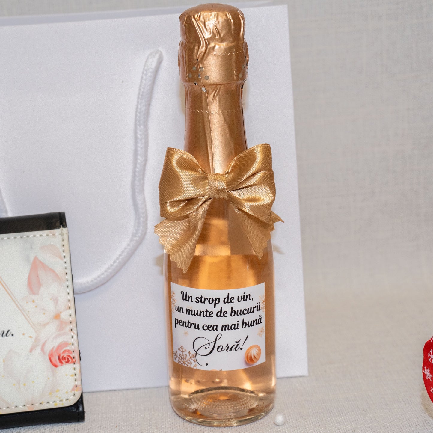 Set Cadou – Portofel, Șampanie și Glob Personalizat